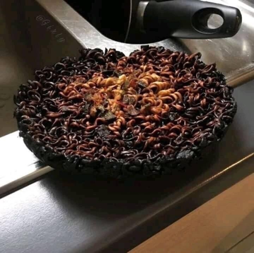 25 would-be cooks who have nothing to do in the kitchen 25 would-be cooks who have nothing to do in the kitchen