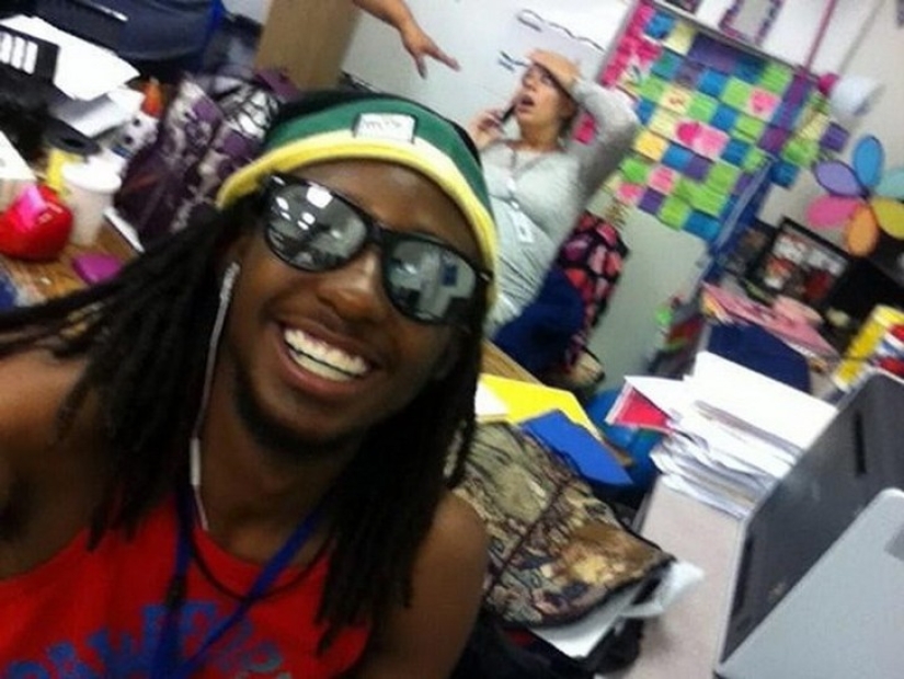 32 is the worst time for a selfie