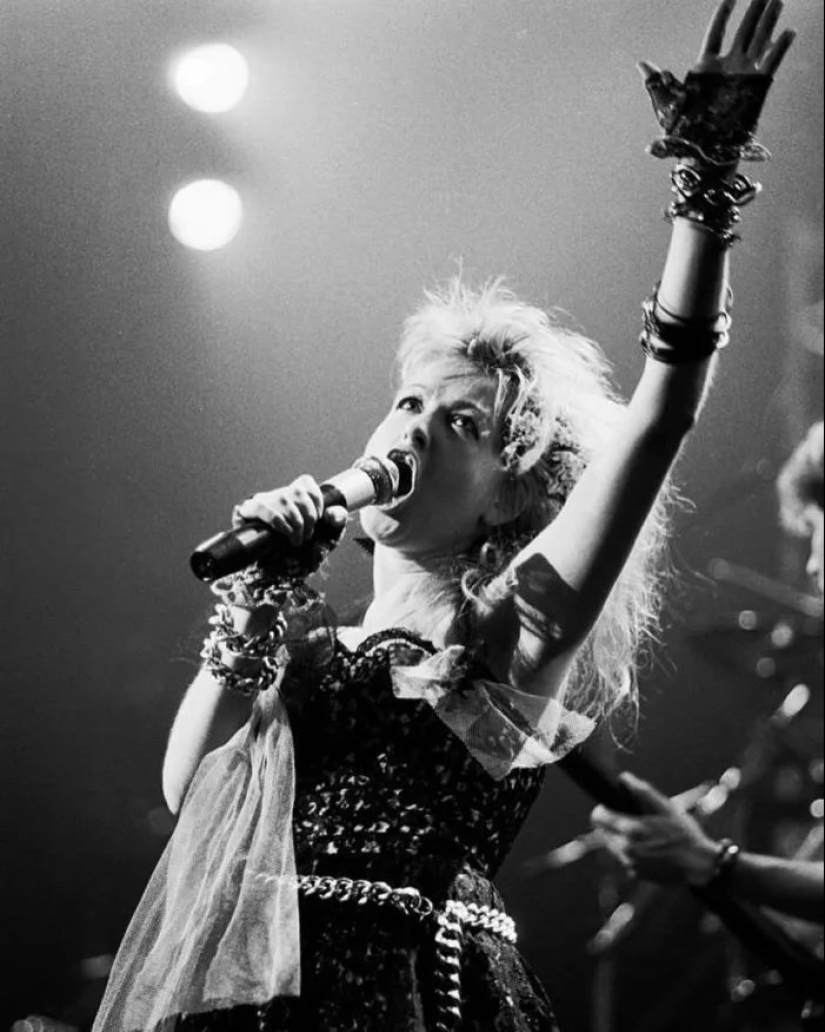 33 rare behind the scenes photos of the legendary personalities from the greatest music photographers 33 rare behind the scenes photos of the legendary personalities from the greatest music photographers