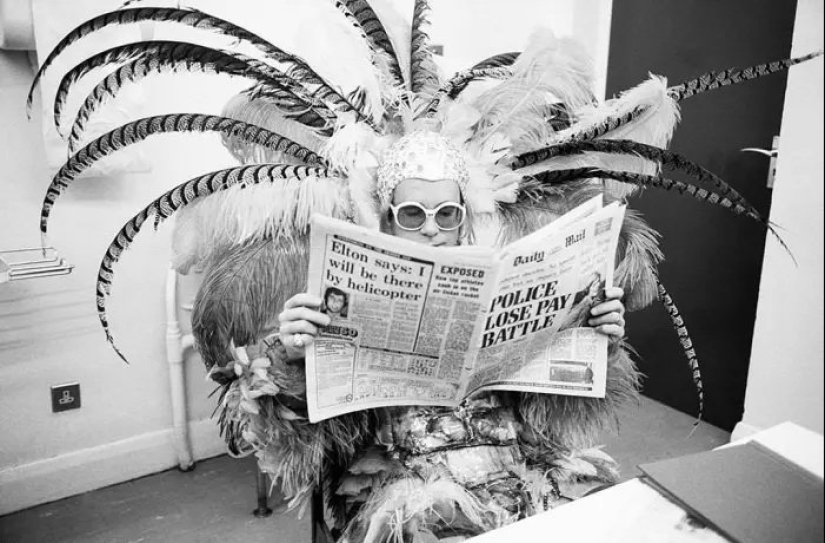 33 rare behind the scenes photos of the legendary personalities from the greatest music photographers 33 rare behind the scenes photos of the legendary personalities from the greatest music photographers