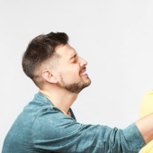 5 signs that a man has become a victim of financial abuse by his wife