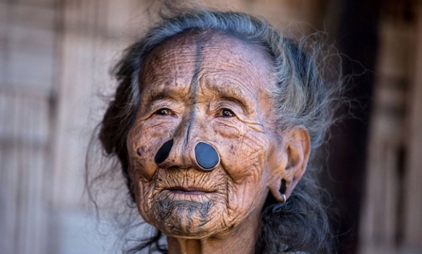 6 of the most cruel tests that women from different countries of the world go to for the sake of beauty 6 of the most cruel tests that women from different countries of the world go to for the sake of beauty