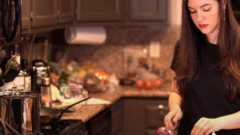 8 female Habits that attract Men