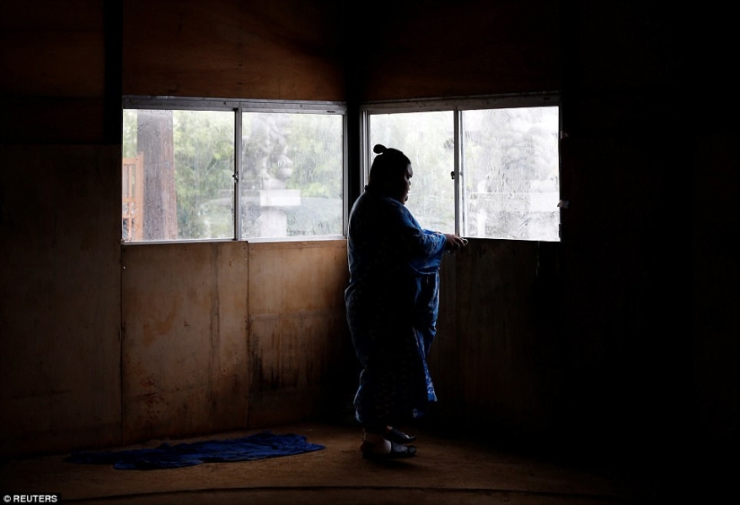 8000 calories a day and oxygen masks - how sumo wrestlers live