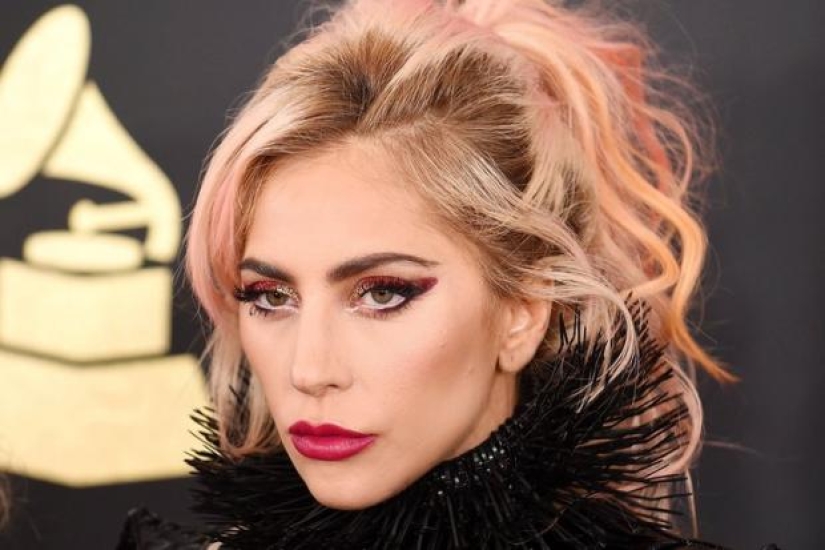 9 stars of show business, who never smile from Victoria Beckham to Keanu Reeves