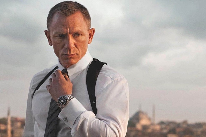 9 stars of show business, who never smile from Victoria Beckham to Keanu Reeves