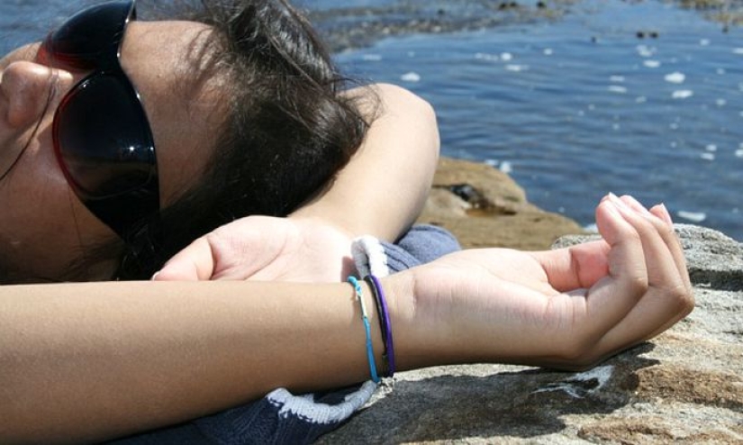 A hair scrunchie almost made a woman disabled A hair scrunchie almost made a woman disabled