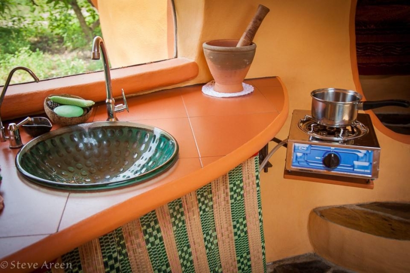 A man built his dream house in a month and a half, spending only $ 9,000 A man built his dream house in a month and a half, spending only $ 9,000