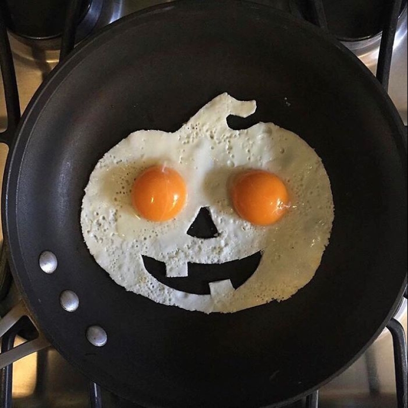 A Mexican woman creates works of art from banal fried eggs A Mexican woman creates works of art from banal fried eggs