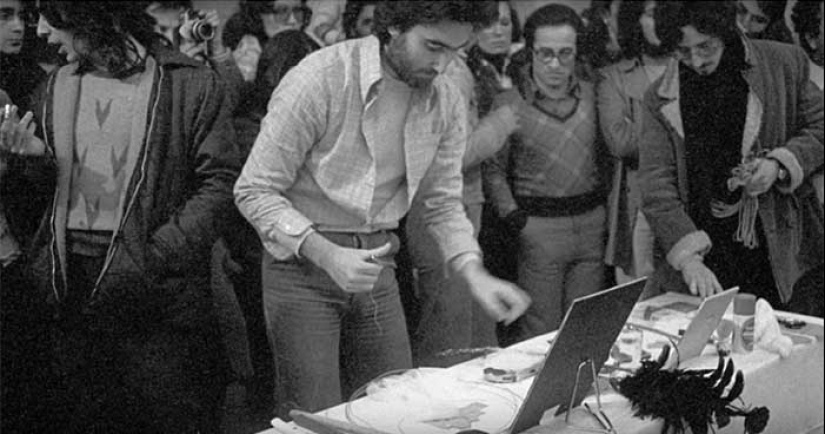 A terrible experiment: the artist stood at attention for 6 hours and allowed the audience to do anything with her A terrible experiment: the artist stood at attention for 6 hours and allowed the audience to do anything with her