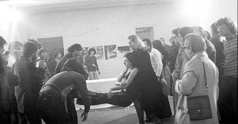 A terrible experiment: the artist stood at attention for 6 hours and allowed the audience to do anything with her A terrible experiment: the artist stood at attention for 6 hours and allowed the audience to do anything with her