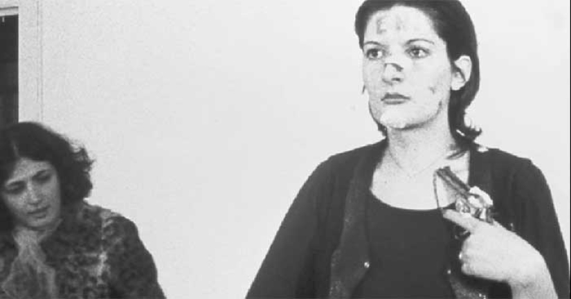 A terrible experiment: the artist stood at attention for 6 hours and allowed the audience to do anything with her A terrible experiment: the artist stood at attention for 6 hours and allowed the audience to do anything with her