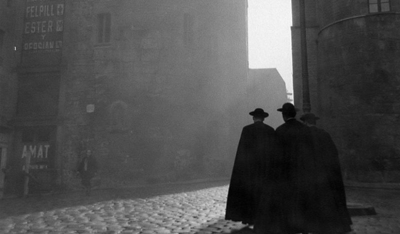 A tourist bought an envelope at a flea market, where he found negatives from an unknown genius