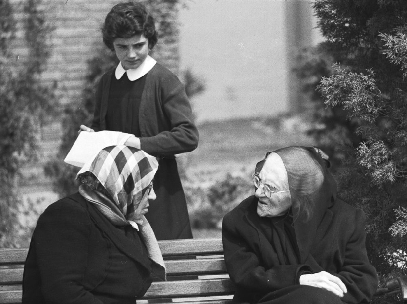 A tourist bought an envelope at a flea market, where he found negatives from an unknown genius