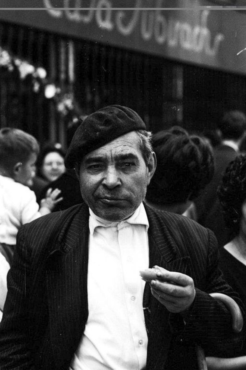 A tourist bought an envelope at a flea market, where he found negatives from an unknown genius