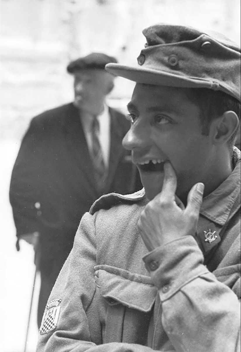 A tourist bought an envelope at a flea market, where he found negatives from an unknown genius