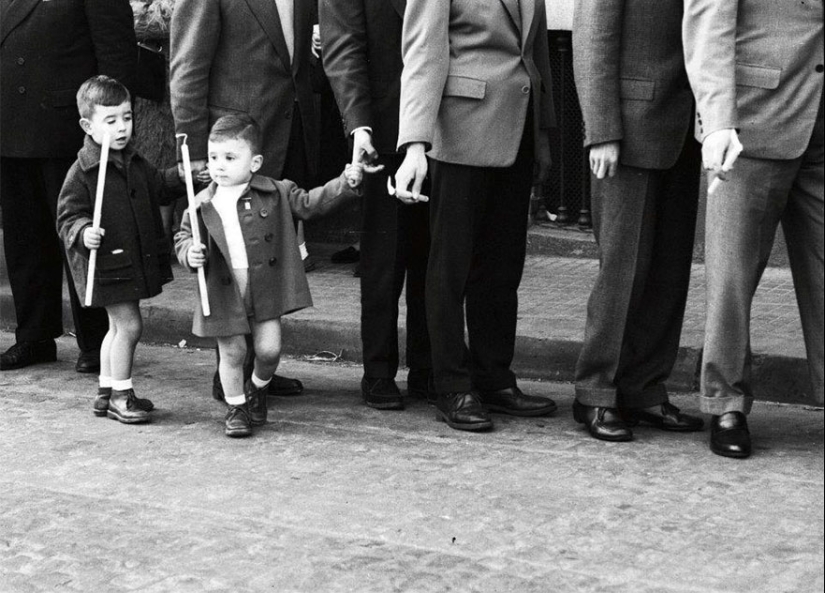 A tourist bought an envelope at a flea market, where he found negatives from an unknown genius