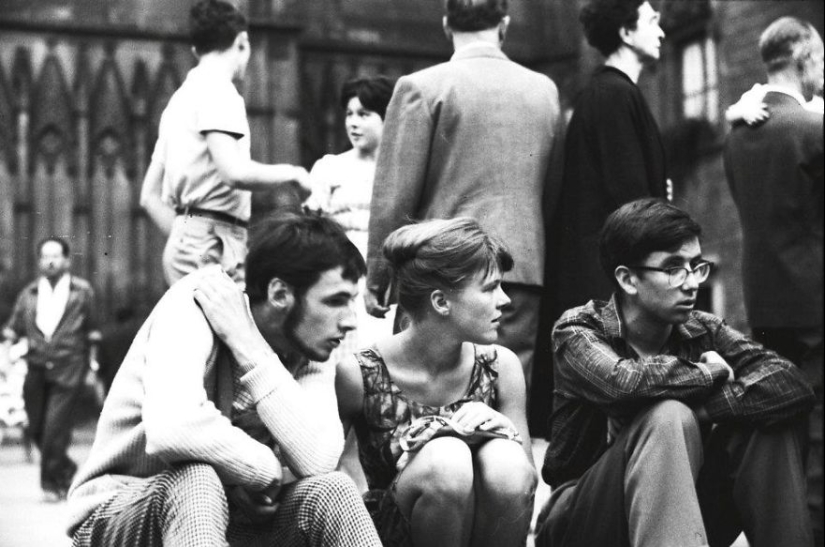 A tourist bought an envelope at a flea market, where he found negatives from an unknown genius