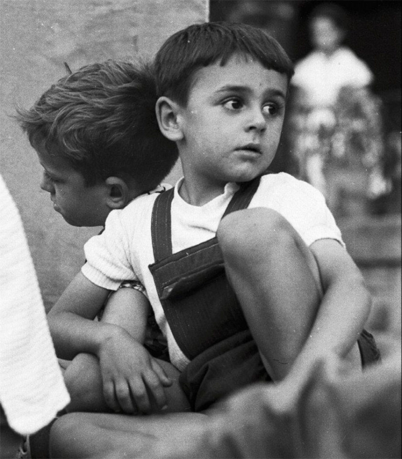 A tourist bought an envelope at a flea market, where he found negatives from an unknown genius