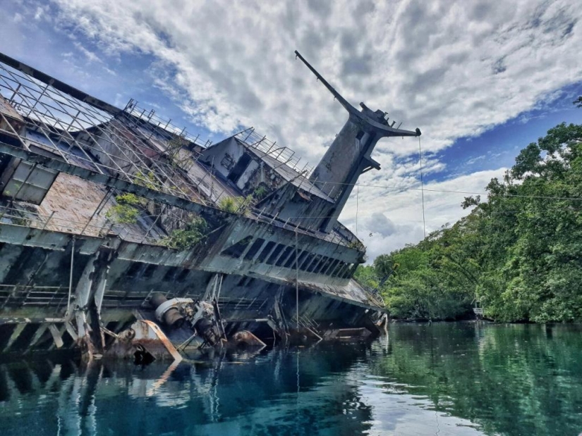 Abandoned in the Middle of Paradise: Cruise Ship Becomes World Famous After Crash Abandoned in the Middle of Paradise: Cruise Ship Becomes World Famous After Crash