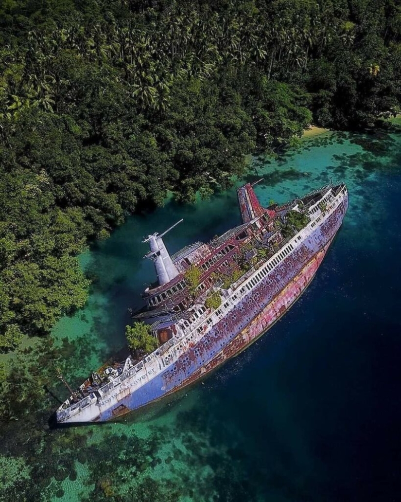 Abandoned in the Middle of Paradise: Cruise Ship Becomes World Famous After Crash Abandoned in the Middle of Paradise: Cruise Ship Becomes World Famous After Crash