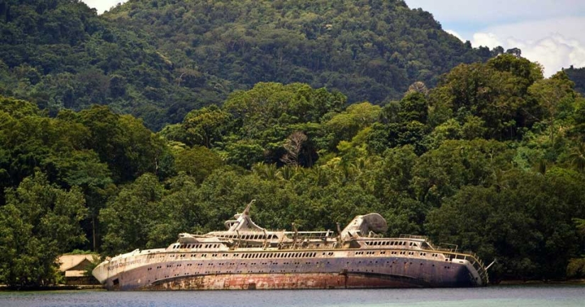 Abandoned in the Middle of Paradise: Cruise Ship Becomes World Famous After Crash Abandoned in the Middle of Paradise: Cruise Ship Becomes World Famous After Crash