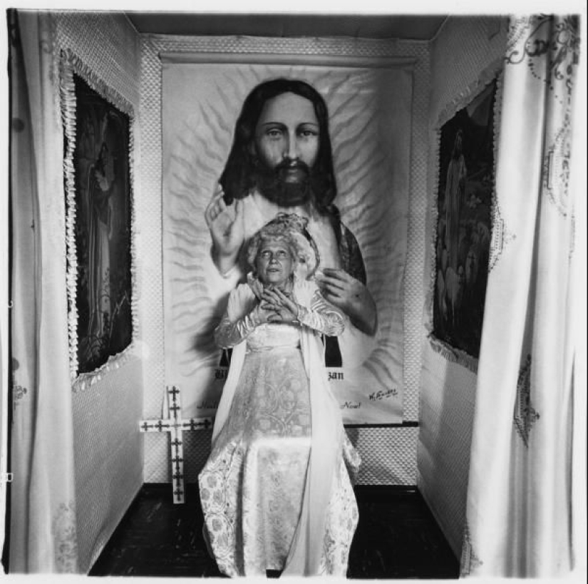 About freaks and people: indecent pictures of Diana Arbus