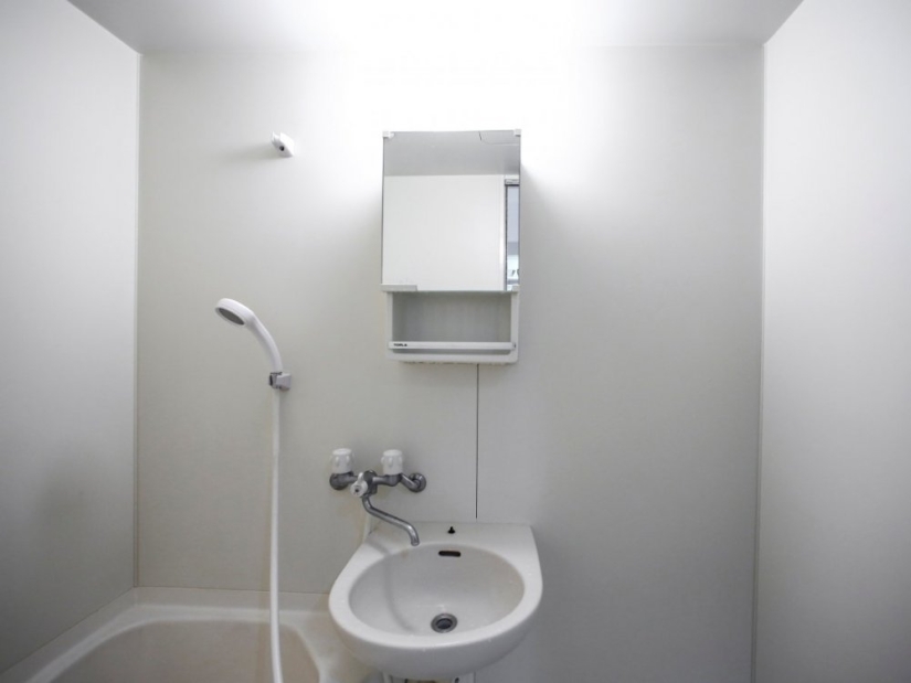 Al menos la pelota está rodando: apartamentos dolorosamente vacíos de minimalistas japoneses