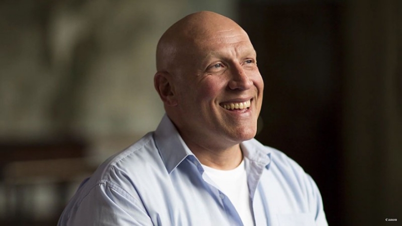 Alcohólicas o millonario? 6 fotógrafos tomaron fotos del mismo hombre Alcohólicas o millonario? 6 fotógrafos tomaron fotos del mismo hombre