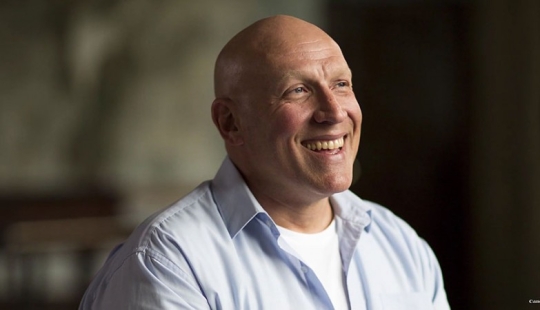 Alcohólicas o millonario? 6 fotógrafos tomaron fotos del mismo hombre Alcohólicas o millonario? 6 fotógrafos tomaron fotos del mismo hombre