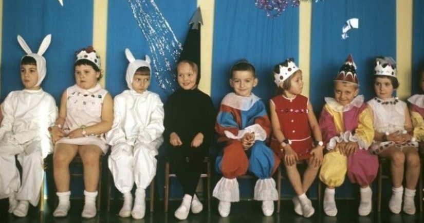 "All the girls are snowflakes, and the boys are clowns": children's costumes for New Year's parties in the 90s