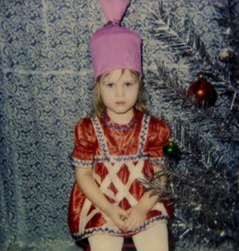 "All the girls are snowflakes, and the boys are clowns": children's costumes for New Year's parties in the 90s