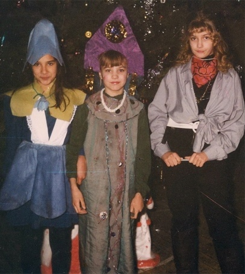 "All the girls are snowflakes, and the boys are clowns": children's costumes for New Year's parties in the 90s