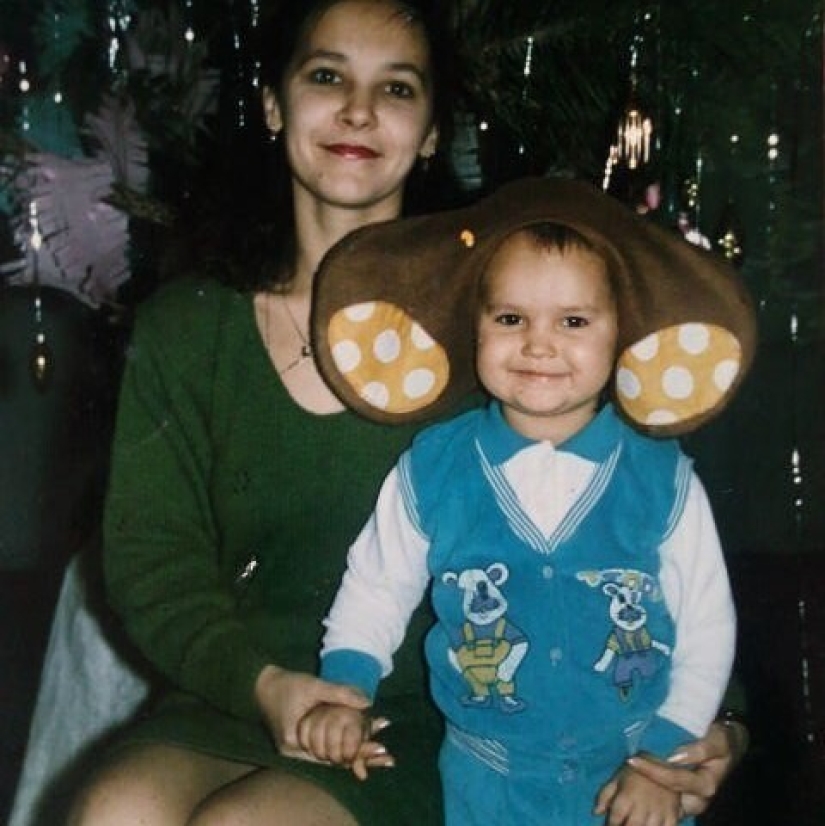 "All the girls are snowflakes, and the boys are clowns": children's costumes for New Year's parties in the 90s