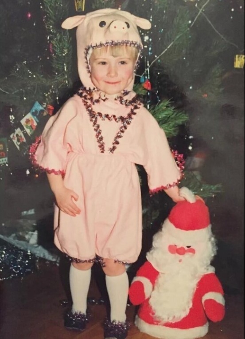 "All the girls are snowflakes, and the boys are clowns": children's costumes for New Year's parties in the 90s