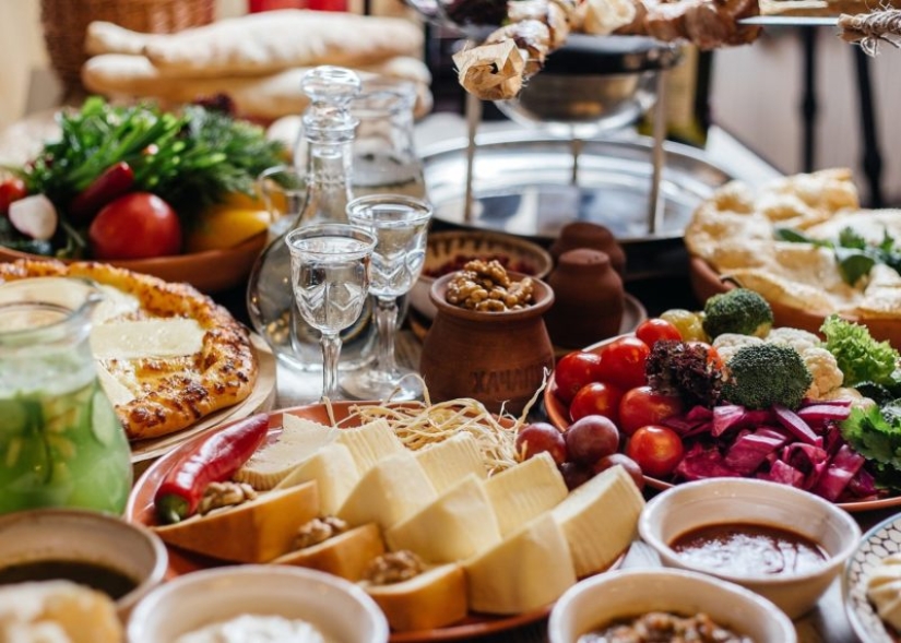 All the luxury of Georgian cuisine, or "Full mtsvadi you, Genatsvale!"