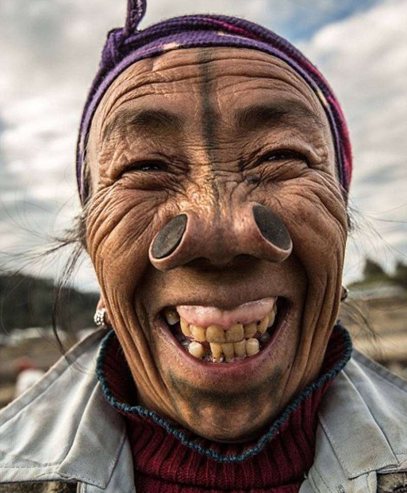 Amazing customs of an Indian tribe where women have to wear plugs in their nostrils Amazing customs of an Indian tribe where women have to wear plugs in their nostrils
