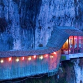 Amazing hanging restaurant in China