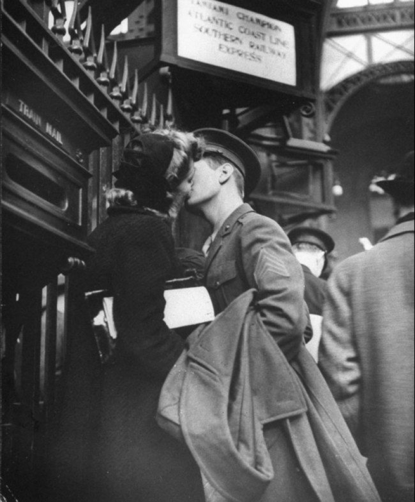 Amor durante la guerra: 30 fotos sobre despedirse y encontrarse con soldados