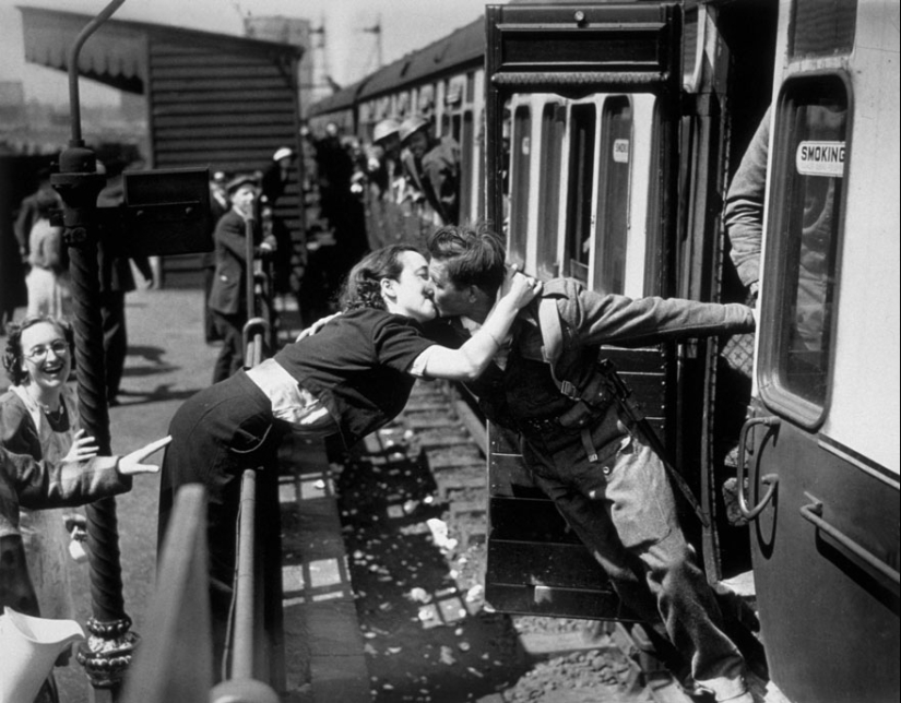 Amor durante la guerra: 30 fotos sobre despedirse y encontrarse con soldados