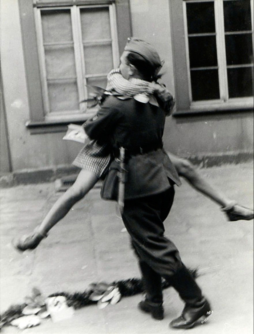 Amor durante la guerra: 30 fotos sobre despedirse y encontrarse con soldados