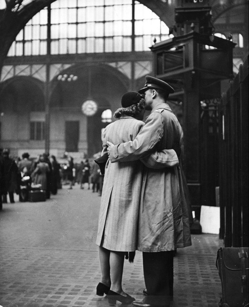 Amor durante la guerra: 30 fotos sobre despedirse y encontrarse con soldados