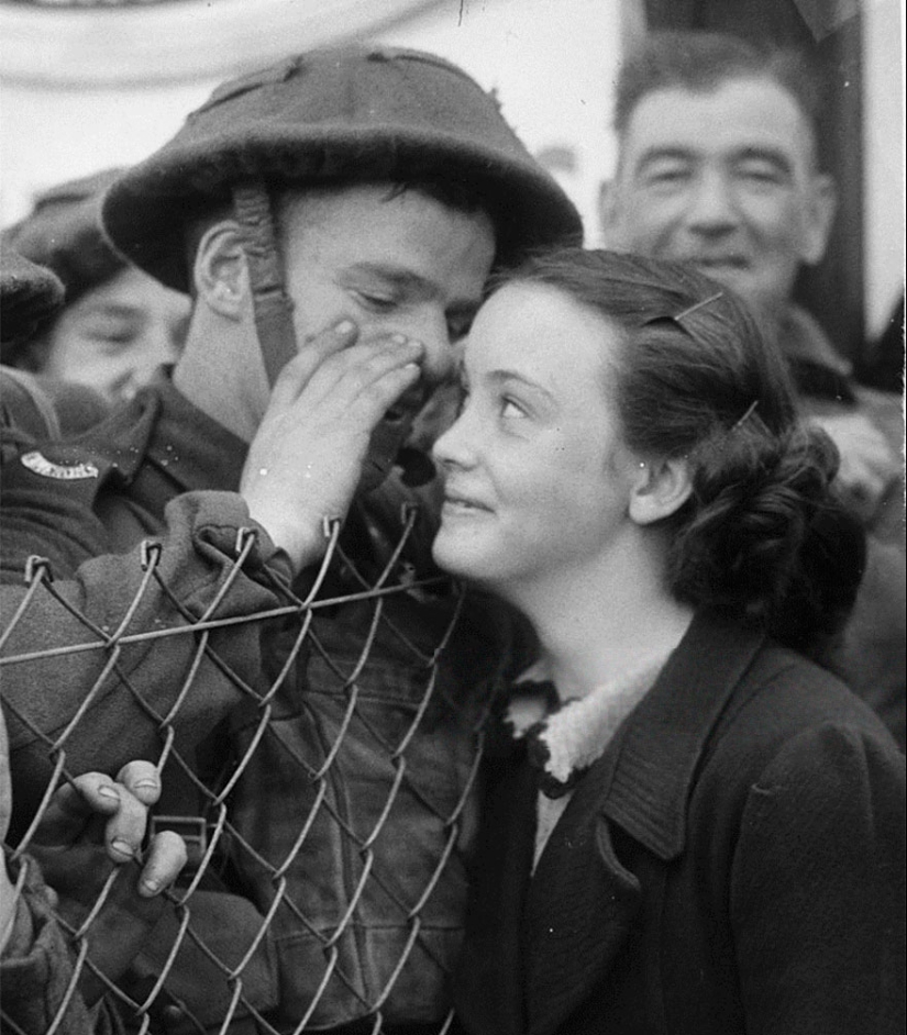 Amor durante la guerra: 30 fotos sobre despedirse y encontrarse con soldados