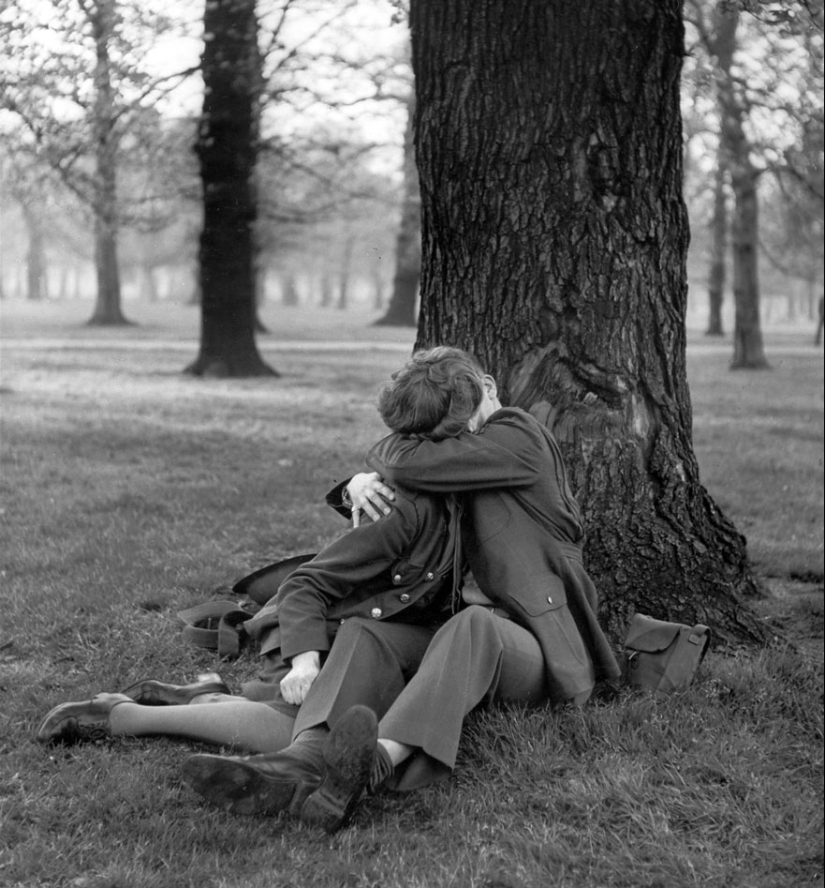 Amor durante la guerra: 30 fotos sobre despedirse y encontrarse con soldados