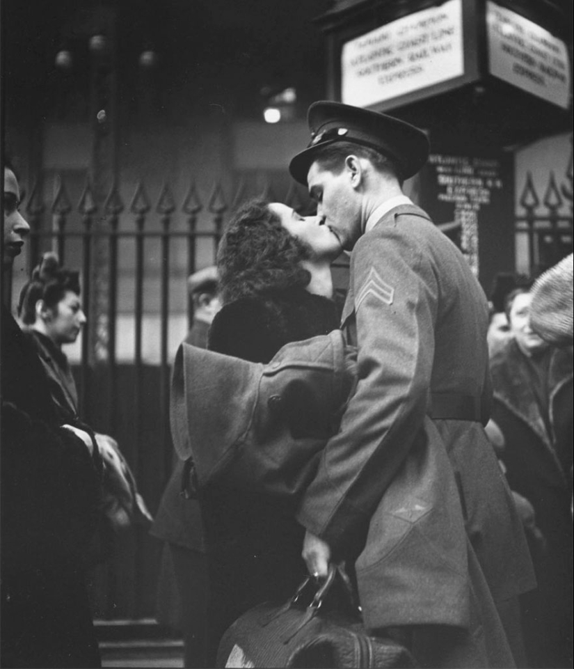 Amor durante la guerra: 30 fotos sobre despedirse y encontrarse con soldados