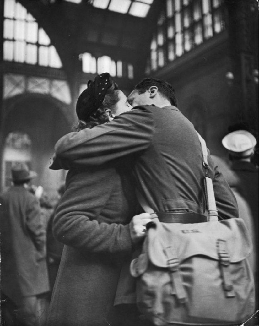 Amor durante la guerra: 30 fotos sobre despedirse y encontrarse con soldados