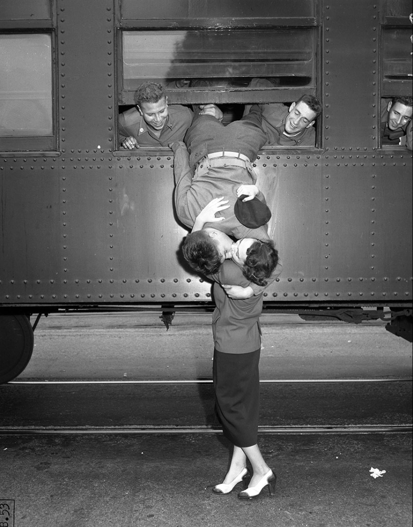 Amor durante la guerra: 30 fotos sobre despedirse y encontrarse con soldados