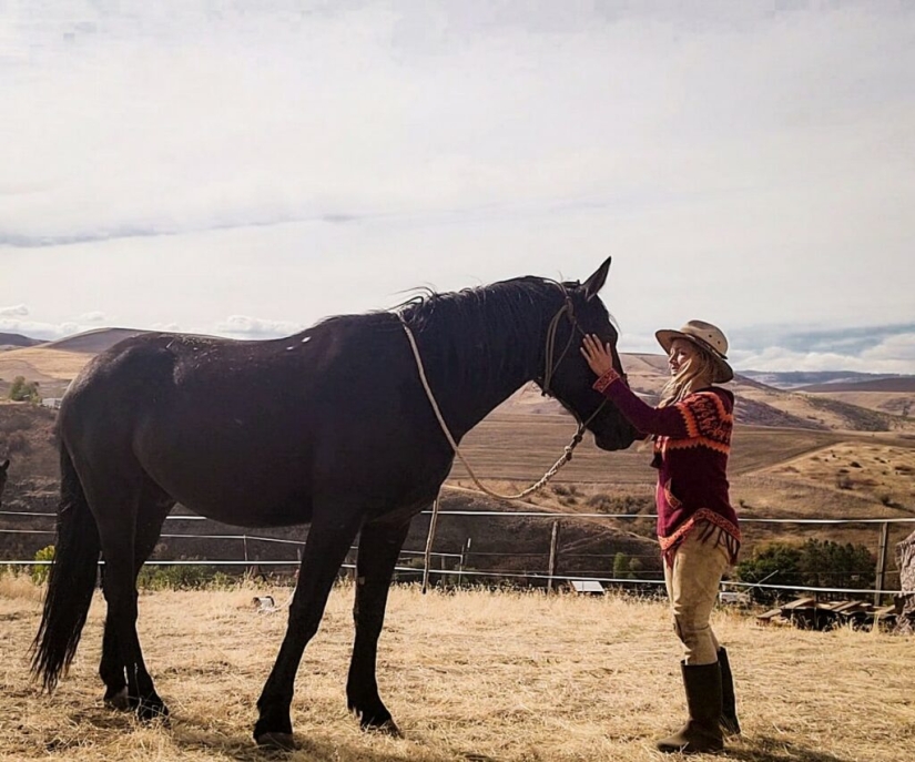 An American woman lives in a tent and eats animals that have been hit by cars. An American woman lives in a tent and eats animals that have been hit by cars.