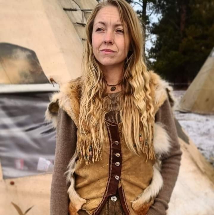 An American woman lives in a tent and eats animals that have been hit by cars. An American woman lives in a tent and eats animals that have been hit by cars.