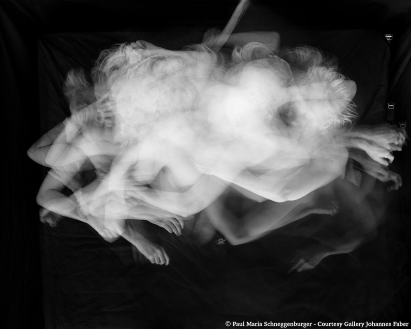 An intimate photo project about how we move when we sleep together